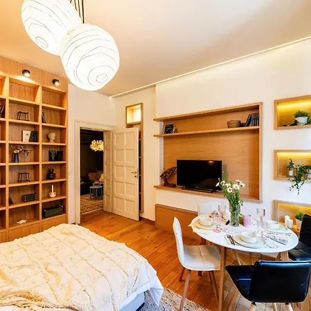 Grand Gallery With Cinema & Balcony Old Town Apartamento Belgrado