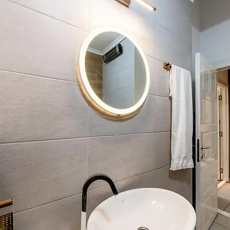 Grand Gallery With Cinema & Balcony Old Town Apartamento Belgrado