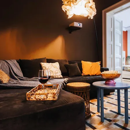 Grand Gallery With Cinema & Balcony Old Town *